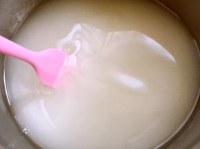 中火加热，用刮棒搅拌至砂糖融化，之后煮开