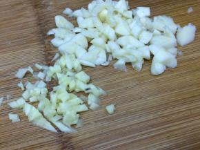 将蒜和姜切成小粒