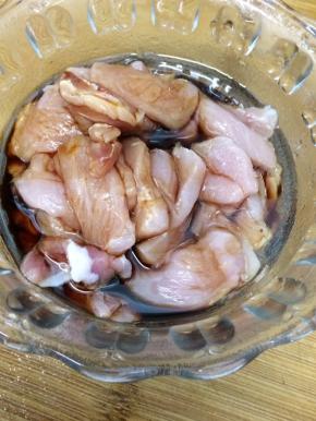 肉片里加入少量的油和酱油搅拌均匀的备用