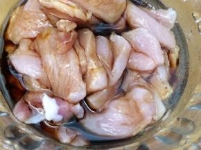 肉片里加入少量的油和酱油搅拌均匀的备用