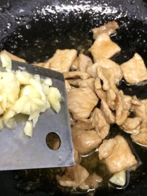 加入姜和蒜炒出蒜香味