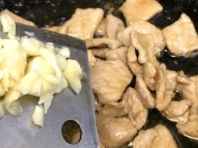 加入姜和蒜炒出蒜香味