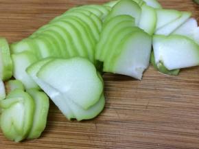 佛手瓜洗干净，一切两半，然后切成薄片