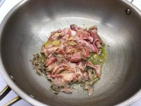 放入羊肉片下去翻炒。