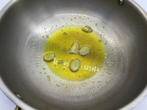 坐锅烧热后放菜油，炒香姜片