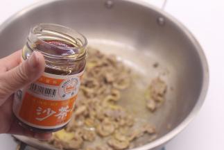 炒至变色后加入沙茶酱一大勺。大火翻炒1分钟。