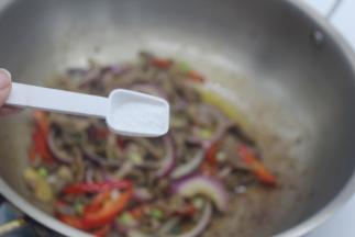 洋葱和红椒熟即可放盐，生抽调味。