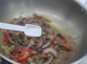 洋葱和红椒熟即可放盐，生抽调味。