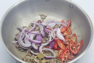 放入洋葱红椒丝翻炒片刻。