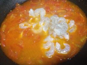 将虾仁倒入锅里