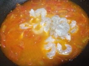 将虾仁倒入锅里