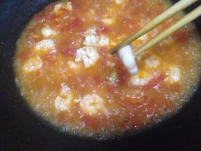 大火煮至虾仁变色即可调味出锅。