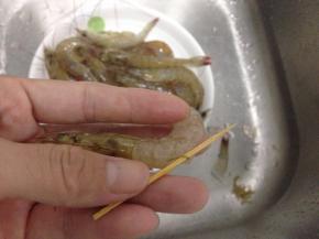 将虾去壳、去虾线洗干净