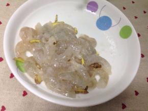 加入姜、盐、胡椒粉、淀粉搅拌均匀，腌制10分钟。