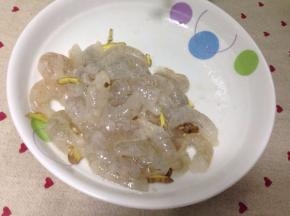 加入姜、盐、胡椒粉、淀粉搅拌均匀，腌制10分钟。