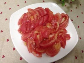 将番茄洗净把皮去掉，切成小块头。