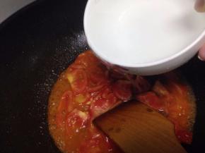 加入1-2碗水，大火烧开转中火煮5分钟