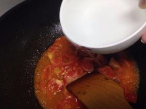 加入1-2碗水，大火烧开转中火煮5分钟