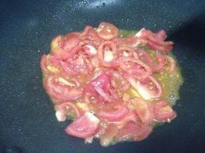 锅里加入少许的油，将番茄倒入锅中煸炒