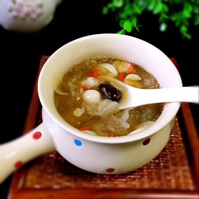 银耳红枣莲子汤
