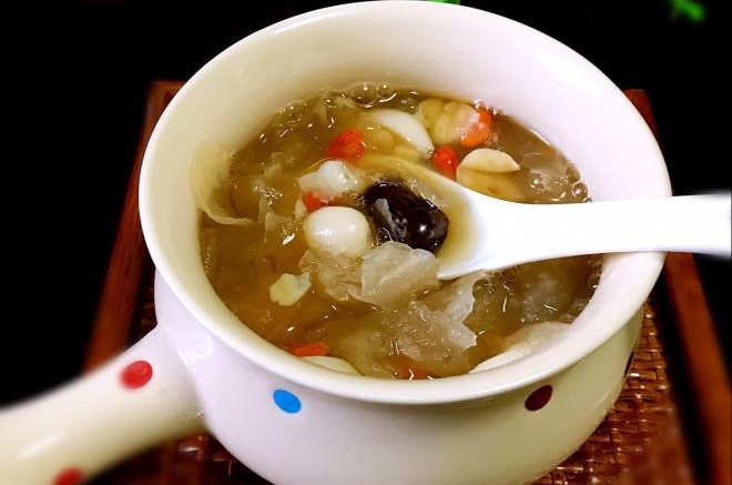 银耳红枣莲子汤
