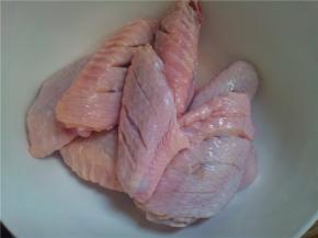 每一个鸡中翅都用刀割几刀方便入味