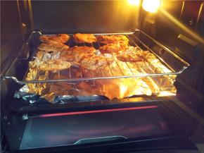 烤箱预热5分钟200度。放进去200度上下火烤20分钟，然后反面烤10分钟即可