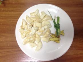 菱角清洗干净，葱打结、姜切片