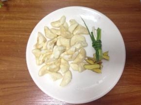 菱角清洗干净，葱打结、姜切片