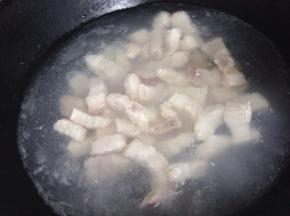 把切的好五花肉冷水下锅，煮去血水捞出沥干备用