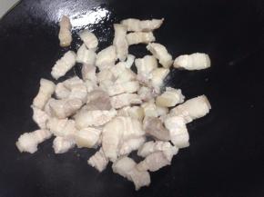 锅里倒入适量的油，把五花肉加入翻炒