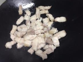 锅里倒入适量的油，把五花肉加入翻炒