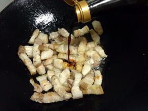 . 加入生抽，老抽翻炒上色