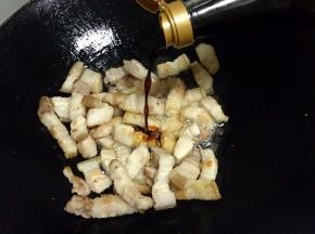 . 加入生抽，老抽翻炒上色