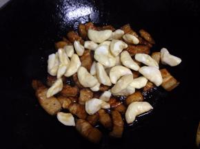 加入菱角翻炒均匀