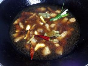 加入适量的水没过材料再把葱结、姜片、八角香叶辣椒放入盖上盖子大火煮开转小火焖至30-45分钟