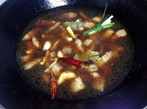 加入适量的水没过材料再把葱结、姜片、八角香叶辣椒放入盖上盖子大火煮开转小火焖至30-45分钟