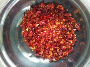 用刀切到尽量的细。有条件还是最好用料理机。