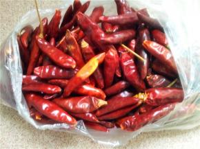 干辣椒备好。用干净的纸巾擦干净表面