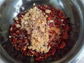 加入姜蒜沫和炒熟的白芝麻。