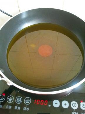 坐锅烧热之后放菜油，开大火烧至冒青烟。