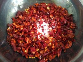 辣椒碎里面加一勺盐。