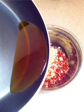 均匀的泼在辣椒碎上面。