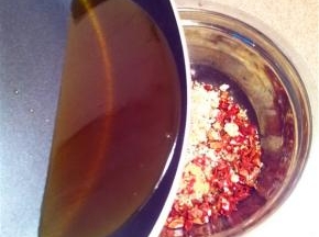 均匀的泼在辣椒碎上面。