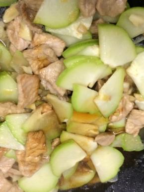 然后放入生抽翻炒到佛手瓜熟为止