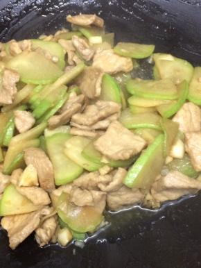 最后关火出锅，盛入盘中