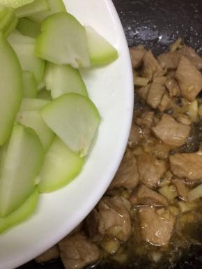 加入姜和蒜炒出蒜香味