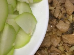 加入姜和蒜炒出蒜香味
