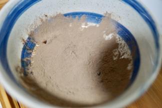 龟苓膏粉放入碗内