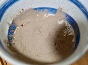 龟苓膏粉放入碗内
